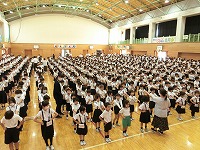 全校児童の整列の様子