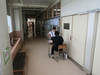 担任の先生と学期末のお話し中 担任の先生と学期末のお話し中
