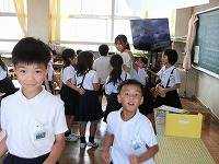 久々に会う担任の先生と一緒に過ごしています