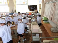 給食を配膳中 給食を配膳中