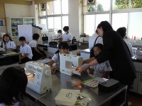 川村先生に直接教えてもらいながら