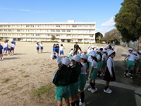 昼休み、中学校のグラウンドにて