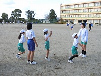 4年4組は大繩跳びを一緒に行いました
