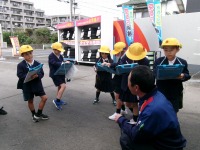 話を聞いてメモをとっています