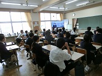 教室でも表彰の様子をしっかり聞いています 教室でも表彰の様子をしっかり聞いています