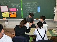 先生と一緒に裁縫中!(5年1組) 先生と一緒に裁縫中!(5年1組)