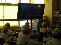 画面を見ながら給食を食べています
