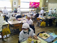 グループ給食の様子(2) グループ給食の様子(2)