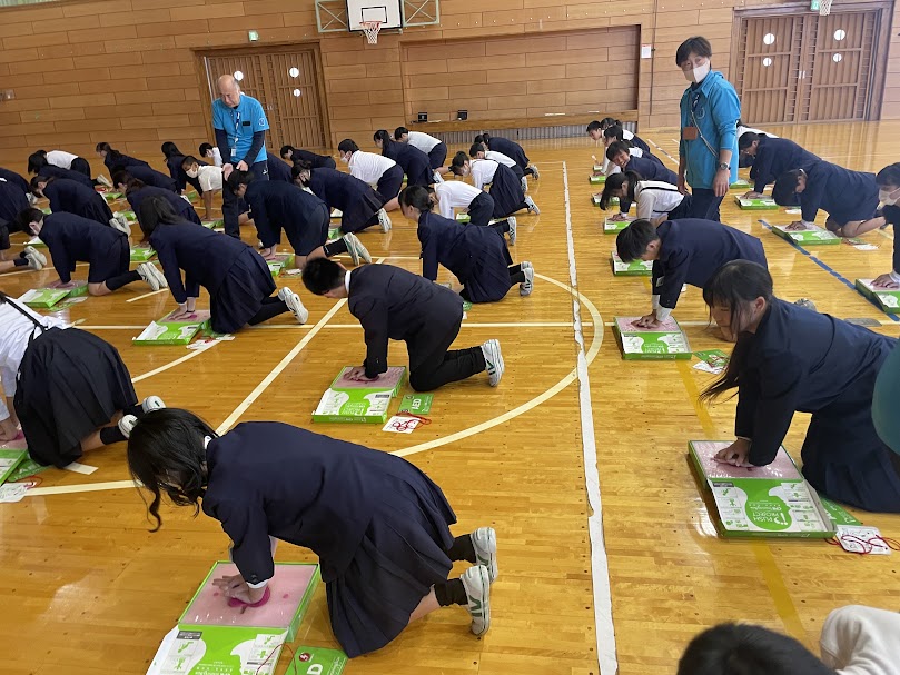 胸骨圧迫の練習