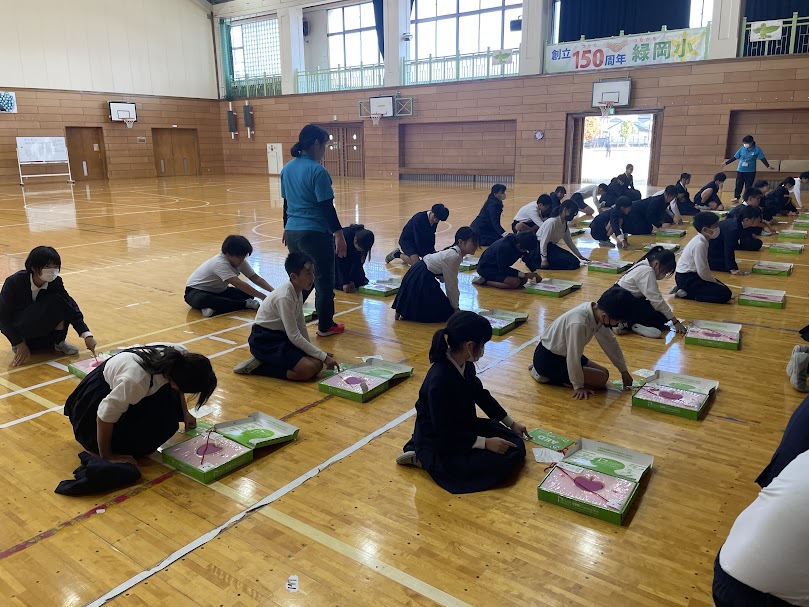 周囲の様子も気になりますね 周囲の様子も気になりますね
