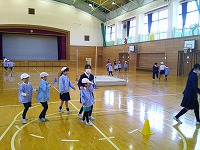 6年生が遊び方の説明をしています