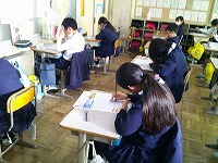 テストに取り組む様子（6年生）