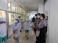 給食の配膳の様子を参観頂きました