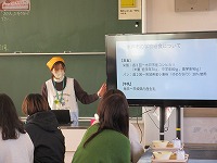 栄養教諭による給食献立の説明