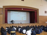 きちんと聞く6年生の様子