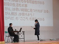 感想を述べる児童