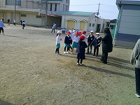1年生は大繩で遊んでいます