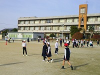 鬼ごっこで元気に走り回っています