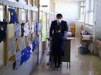担任の先生から通信票を返しています
