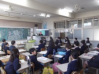 オンライン始業式をしっかり聞いています オンライン始業式をしっかり聞いています