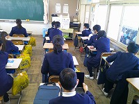 朝は静かに自習しています