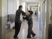 警察の方（不審者役）と本校職員