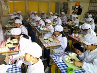 しっかりと話を聞く児童 しっかりと話を聞く児童