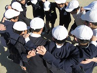 男子は円陣を組んで気合を入れています 男子は円陣を組んで気合を入れています