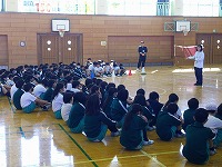 先生の指示をしっかり聞いています