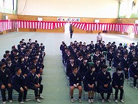 話を聞く児童
