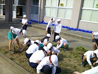 5年生が6年生花壇を整備中！