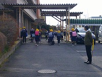 元気に登校するようす