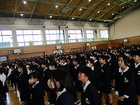 校歌を歌う様子 校歌を歌う様子