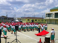 旗を振ってみんなを盛り上げます! 旗を振ってみんなを盛り上げます!
