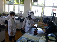 茶葉を渡します