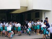 この後、バスでプールへ向かいます！