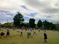 少し風は強いけど、外で元気に遊んでいます! 少し風は強いけど、外で元気に遊んでいます!