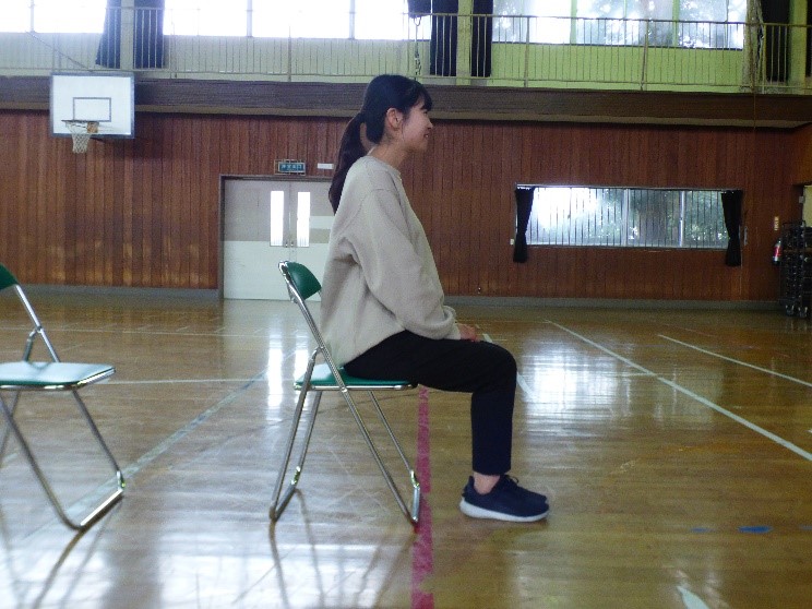 座り方（女）