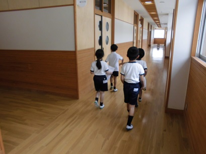 廊下を歩く