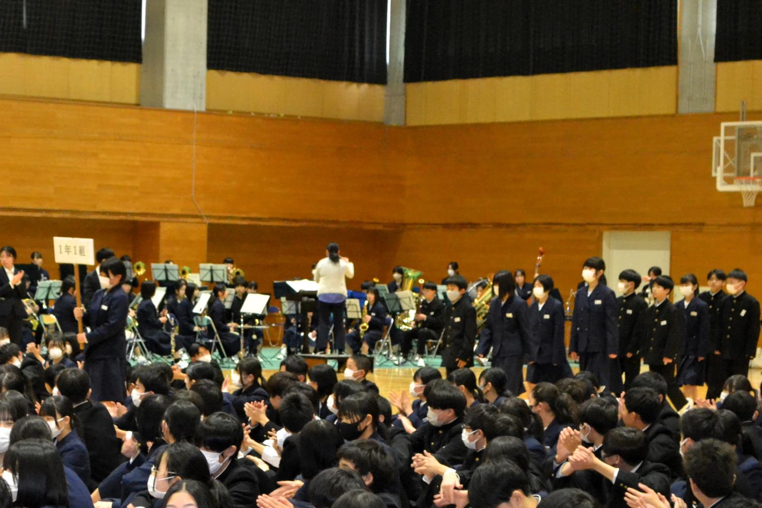吹奏楽部の演奏に合わせて入場です