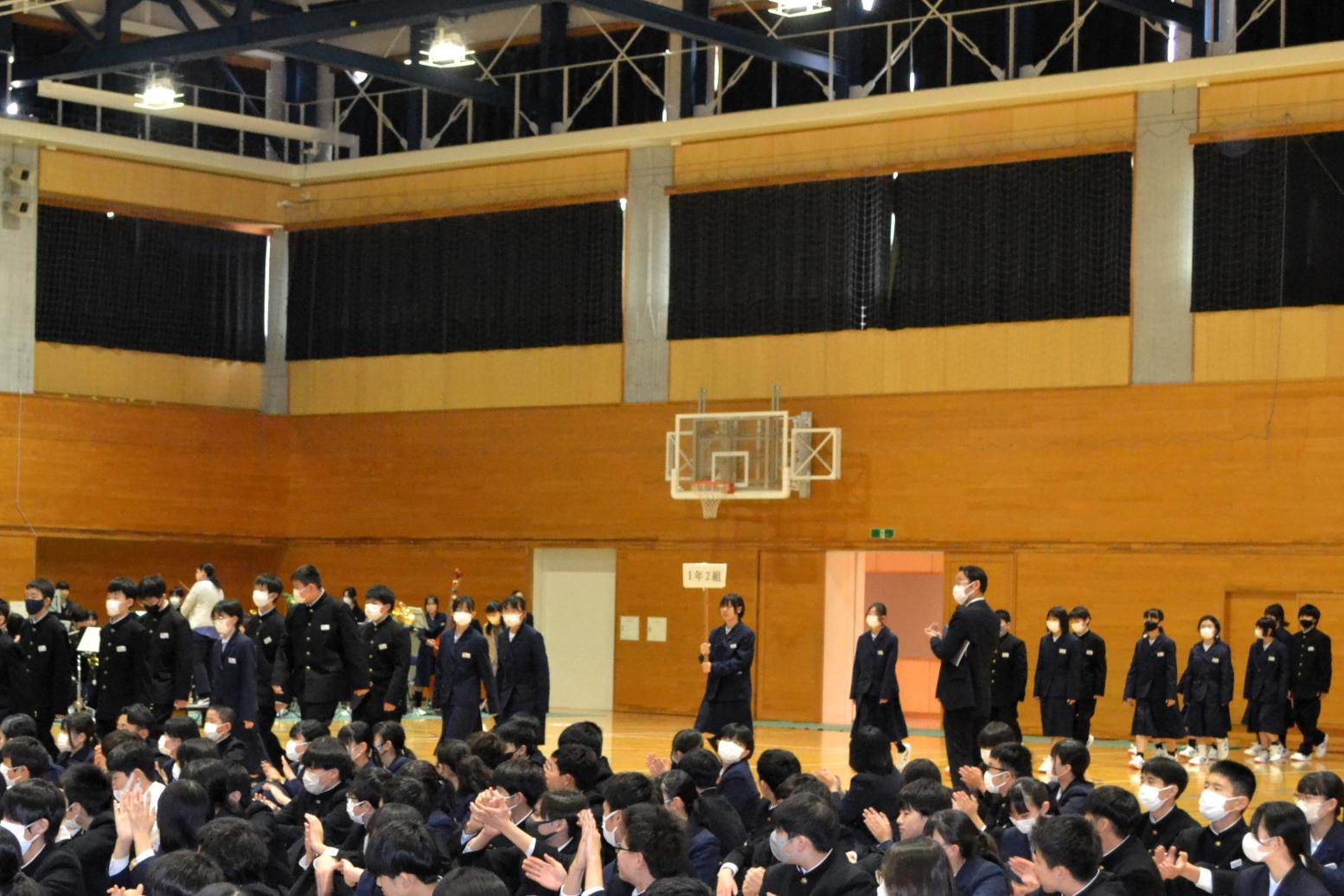 先輩がプラカードを持って先導しました