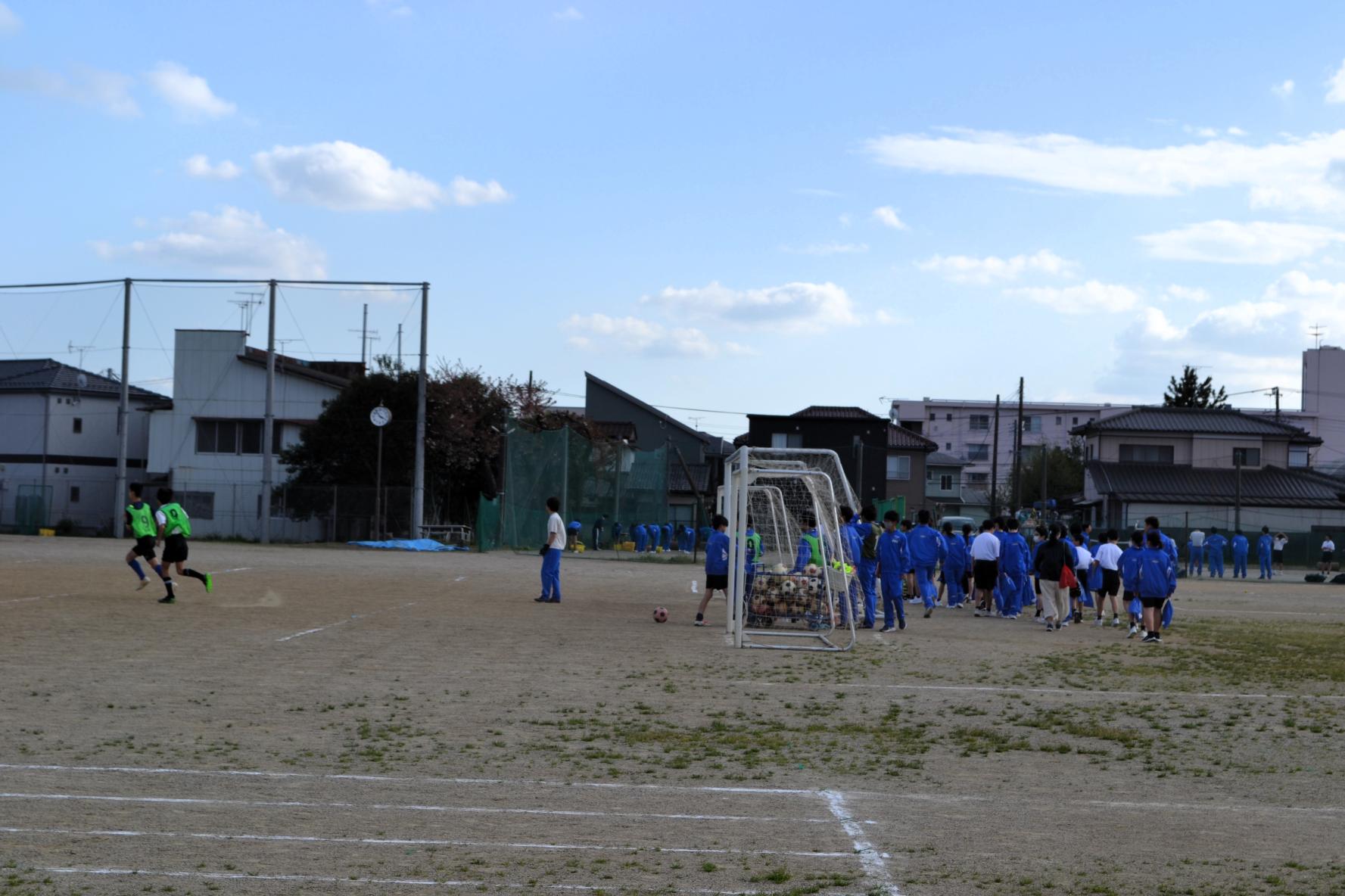 列になって見学しています