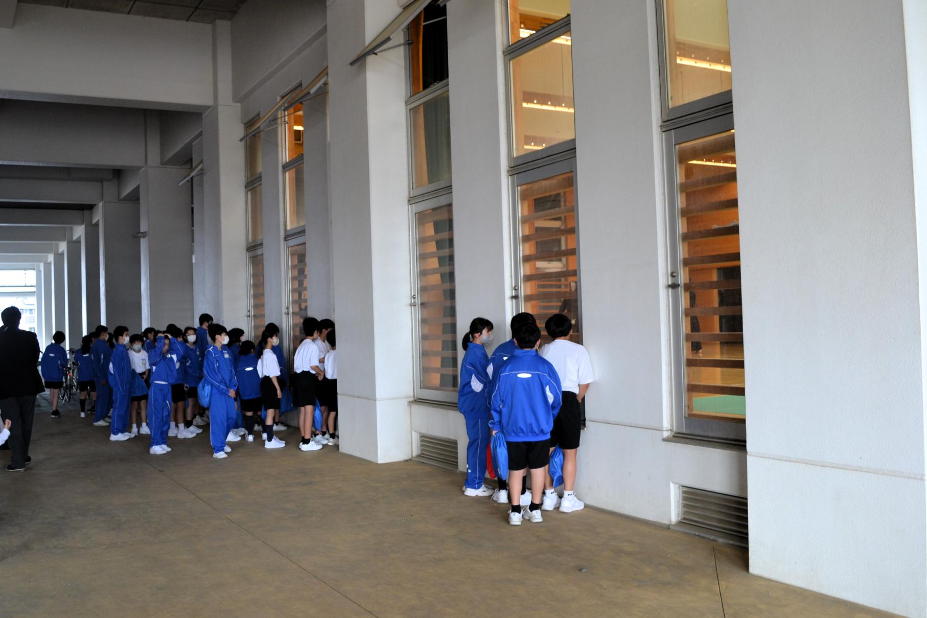 武道場の部活動を見学中です