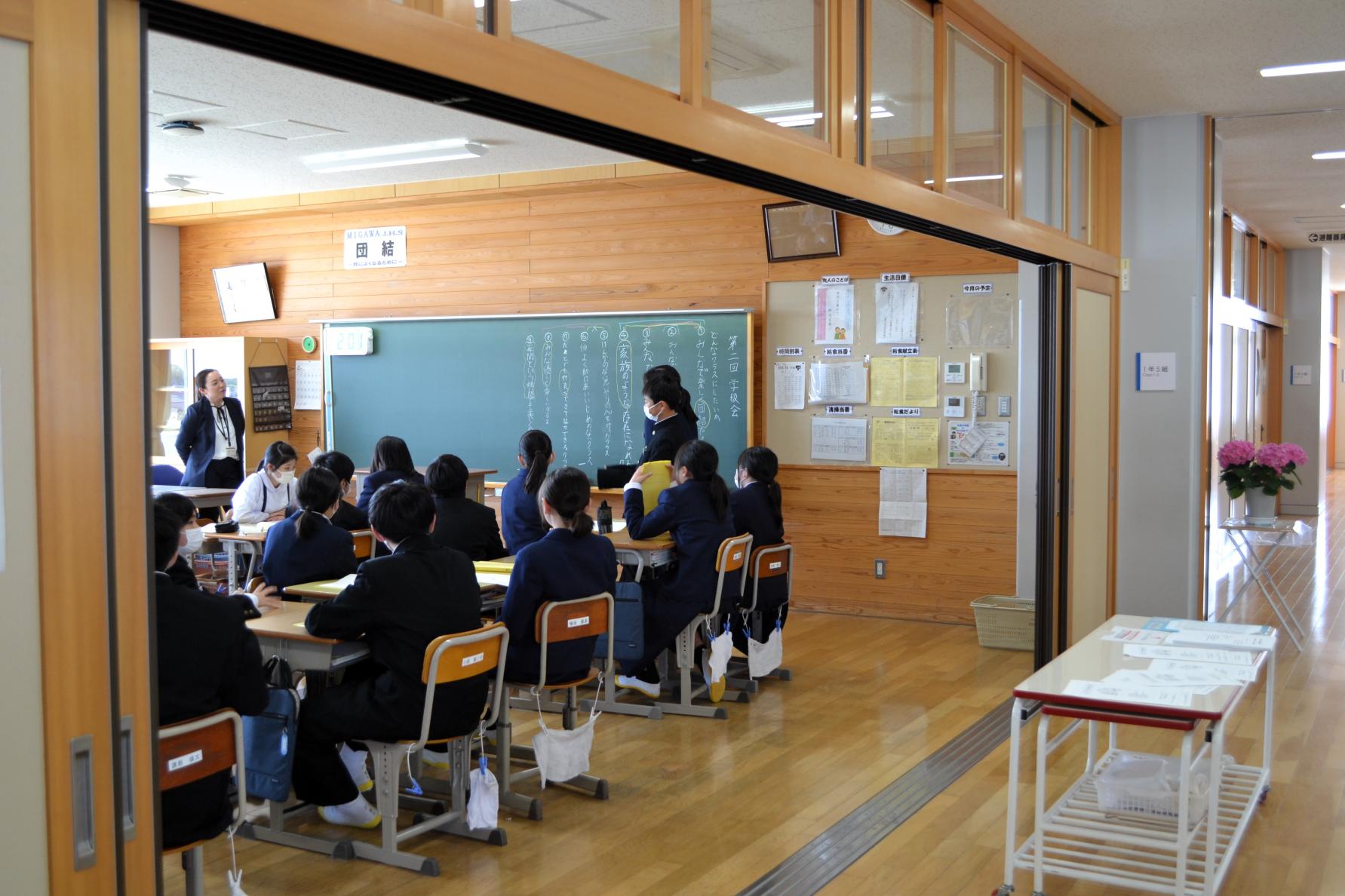 学級訓を話し合っています