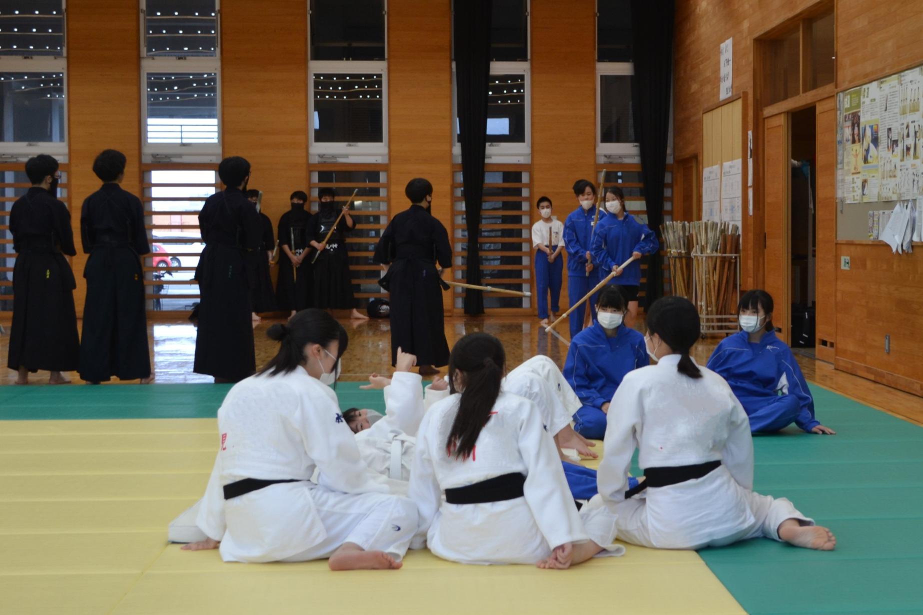 基本の技を教わっています