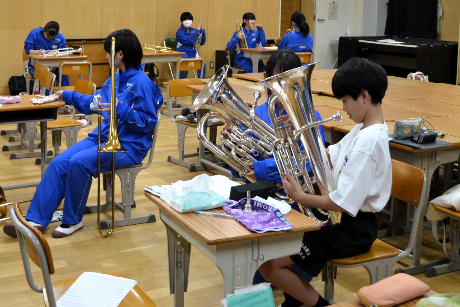 楽器を手にしてうれしそうです