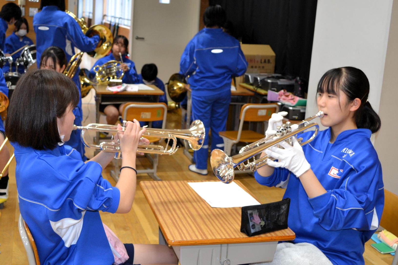 先輩の話をよく聞きながら頑張ります