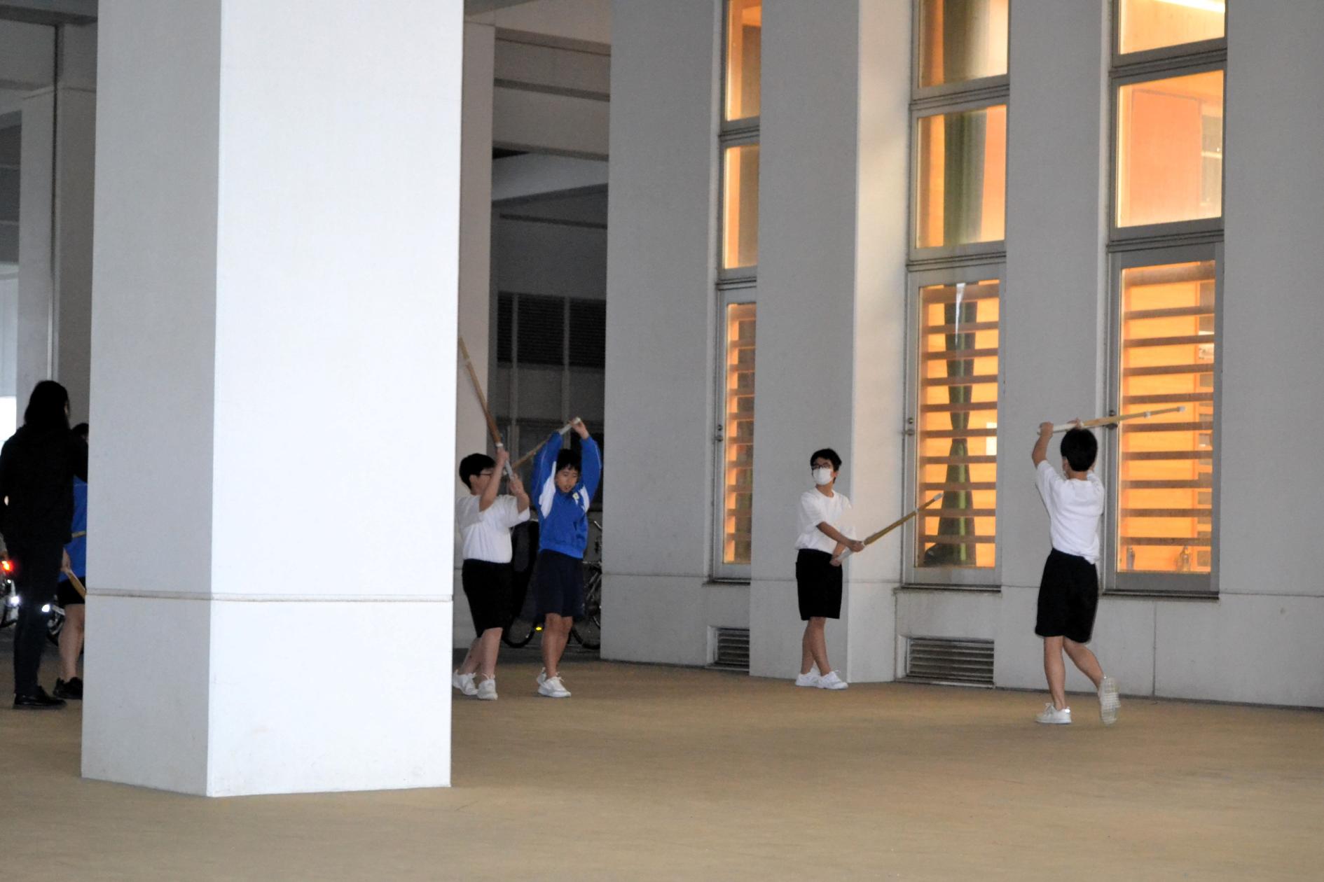 剣道部はピロティで 剣道部はピロティで