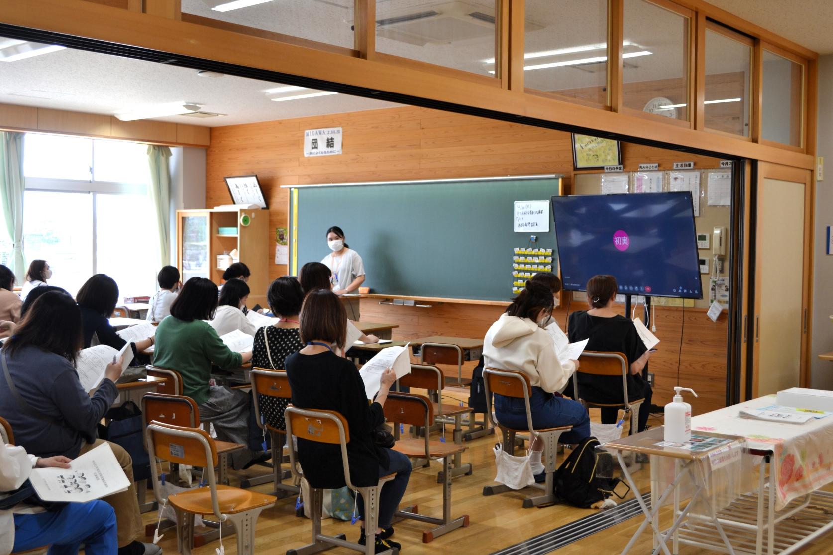 部活ごとに分かれて説明会を行いました