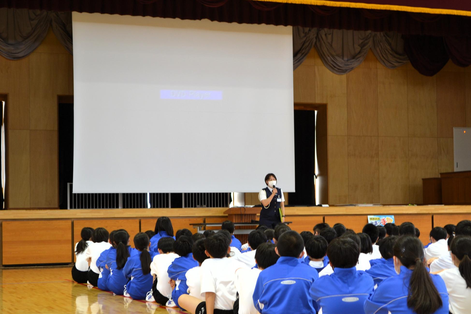 しっかりした態度で話を聞いています